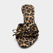 Fiera - Mule de Tacón Fino con Lazada y Estampado Leopardo