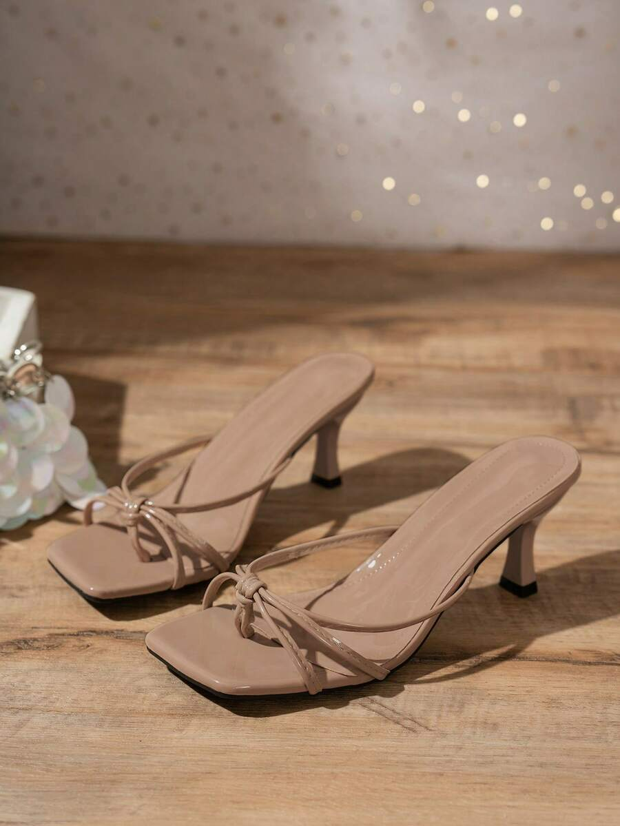 Nora - Tacones Negros de Tiras con Nudo