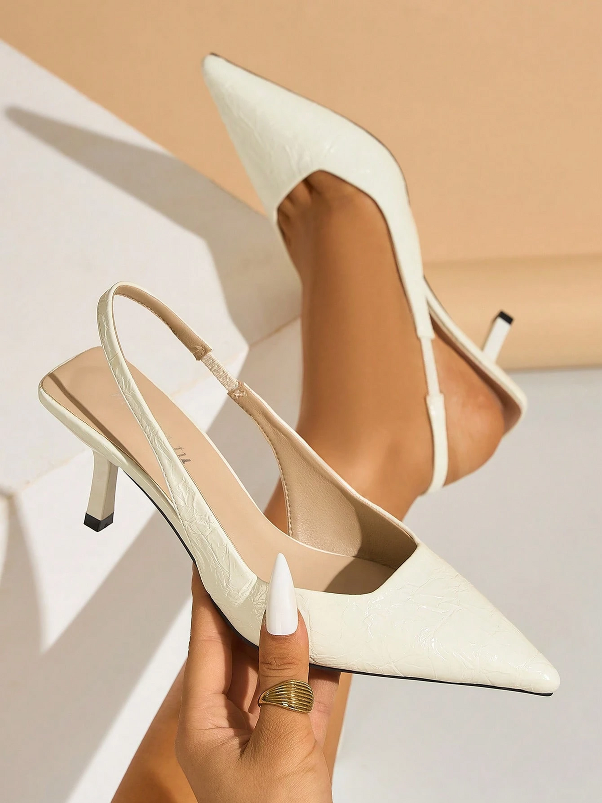 Vega - Slingback de Tacón Kitten con Punta Fina