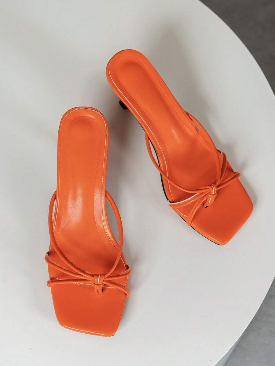 Nora - Tacones Negros de Tiras con Nudo
