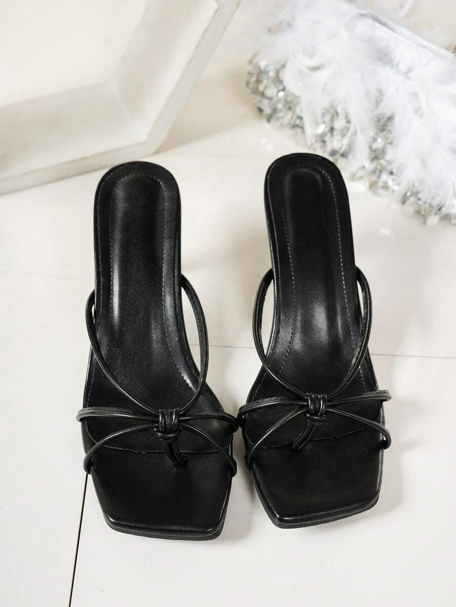 Nora - Tacones Negros de Tiras con Nudo