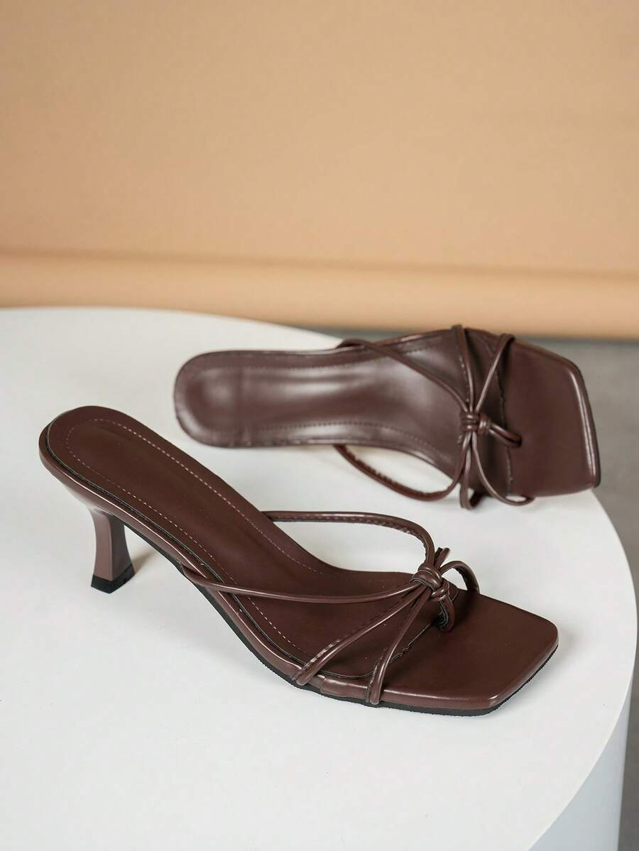 Nora - Tacones Negros de Tiras con Nudo
